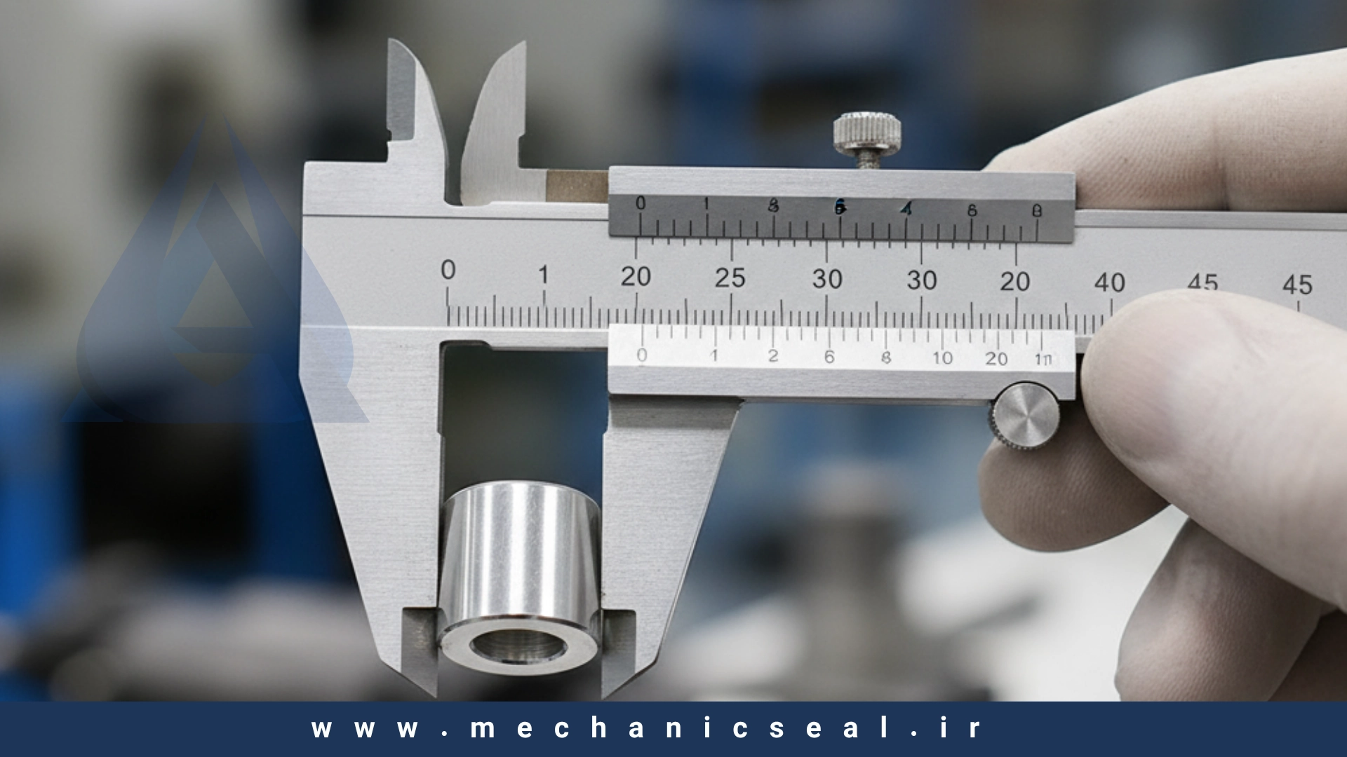 فردی در حال اندازه گیری قطر یک قطعه فلزی با کولیس دیجیتال